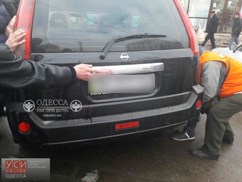 Одесситы самостоятельно оттолкнули с рельсов автомобиль возле «Привоза» (фото) «фото»