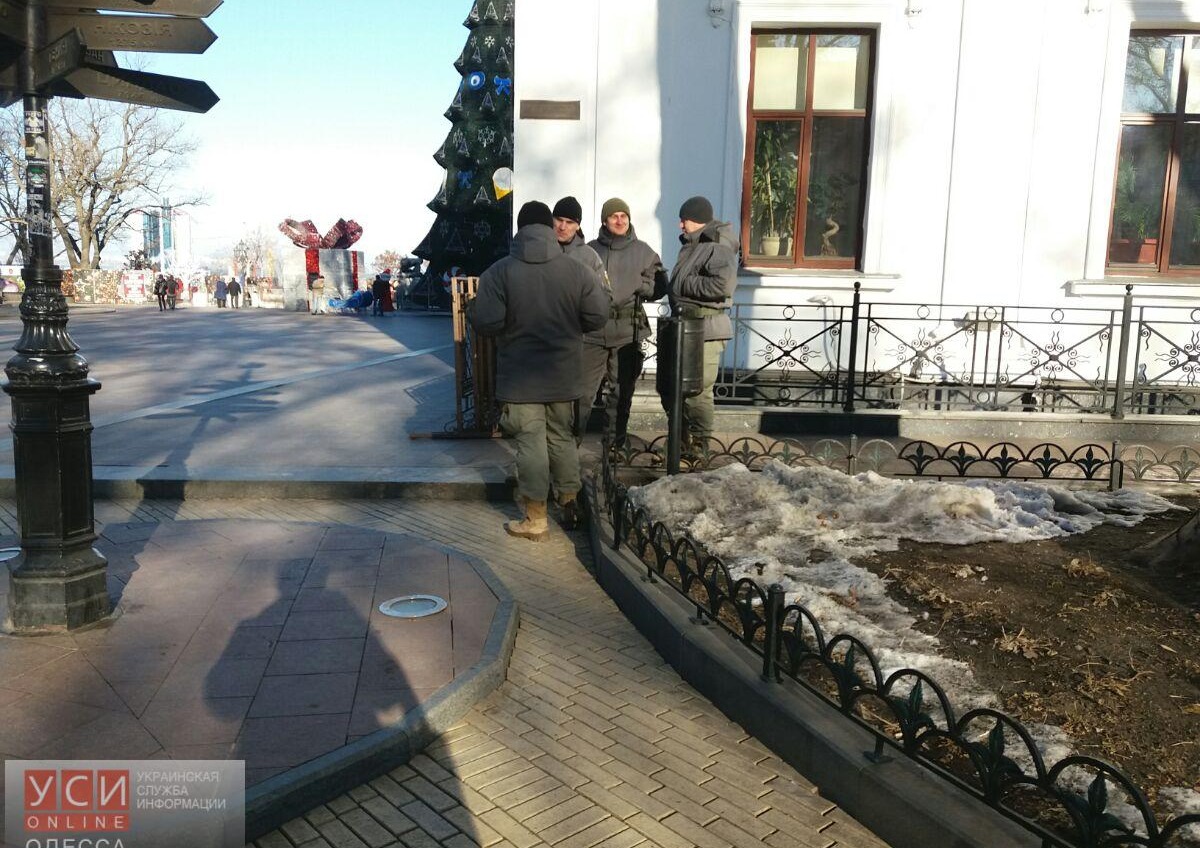 Одесскую мэрию начали охранять муниципальные охранники и нацгвардейцы (фото, видео) «фото»