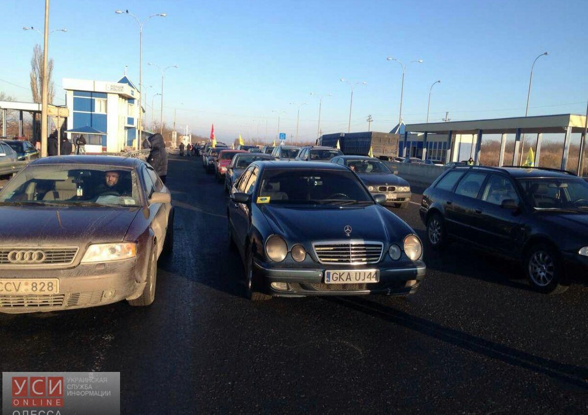 Участники акции за либерализацию ввоза автомобилей из Европы перекрыли выезд из Одессы на Киевскую трассу (фото) «фото»