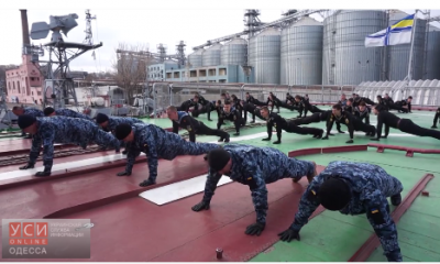 Командующий ВМС вместе с десятками подчиненных отжался на «Гетмане Сагайдачном» в Одессе (видео) «фото»