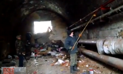 В галереях Потемкинской лестницы начали красить трубы: мусор не убирают (видео) «фото»