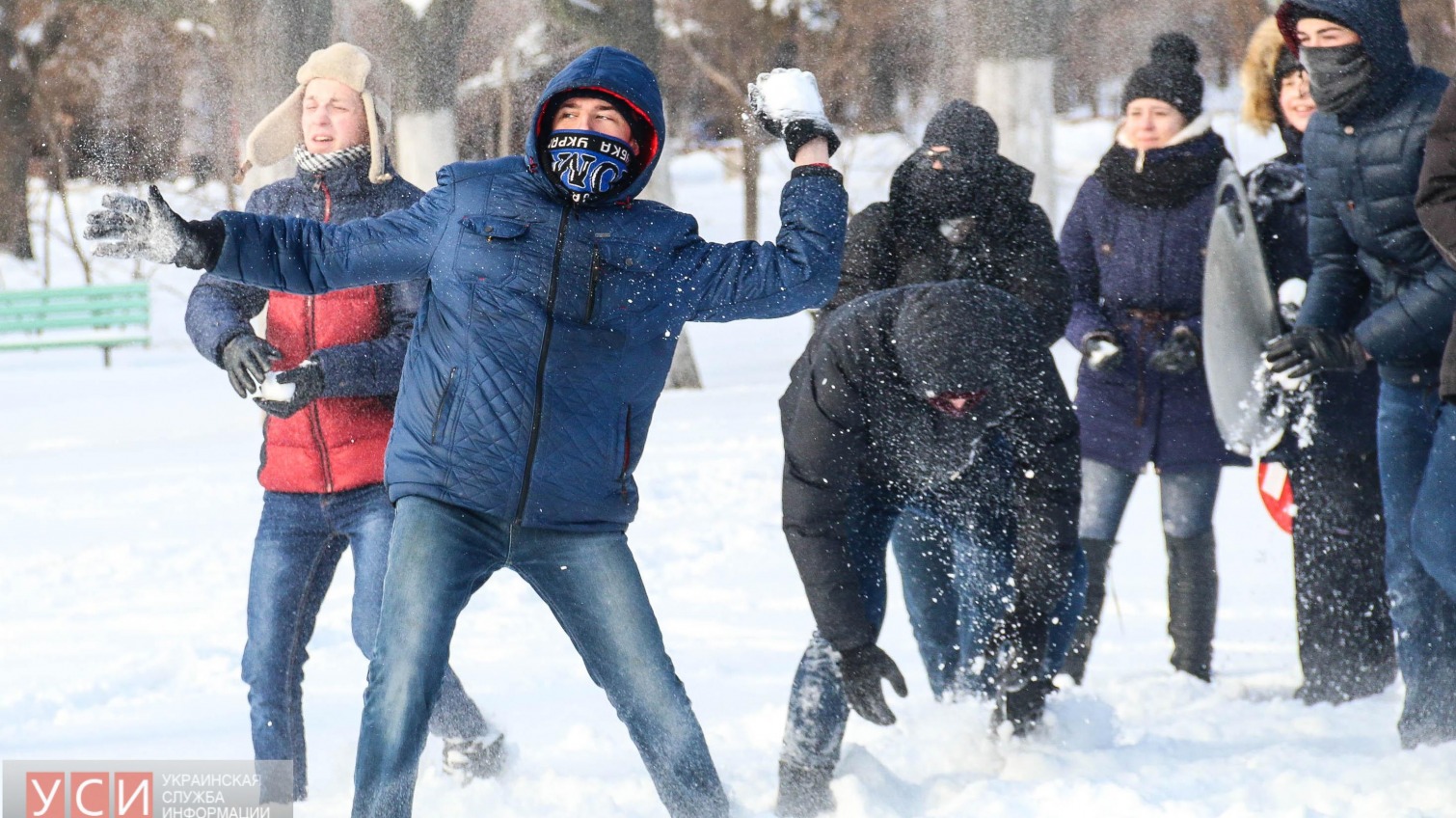 В парке Победы несколько десятков одесситов забросали друг друга снежками (фоторепортаж) «фото»