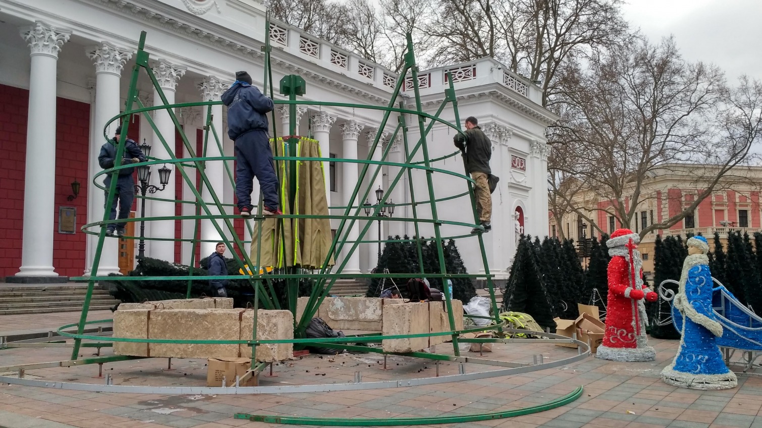 На Думской площади демонтировали главную елку Одессы «фото»
