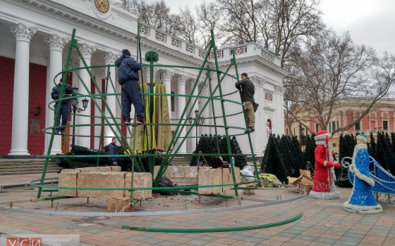 На Думской площади демонтировали главную елку Одессы «фото»