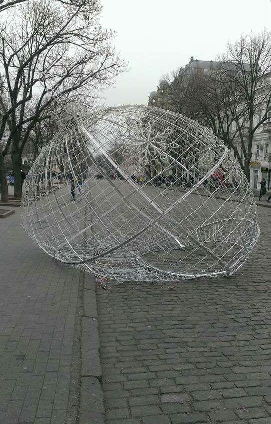 В новогоднюю ночь сломали огромный светодиодный шар на Дерибасовской «фото»