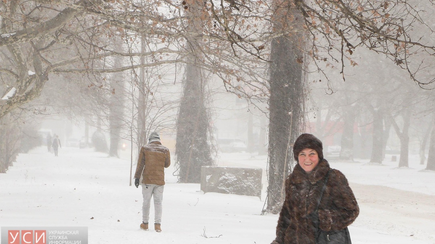 Снег в радость: одесситы во время непогоды улыбаются, гуляют в парках, играют в снежки, едят на улице и даже ходят по канату (фото) «фото»