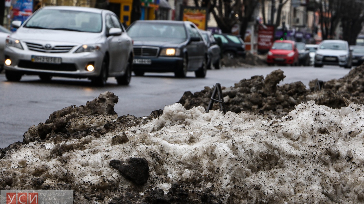 Центр Одессы освобождают от снежных завалов (фото, видео) «фото»