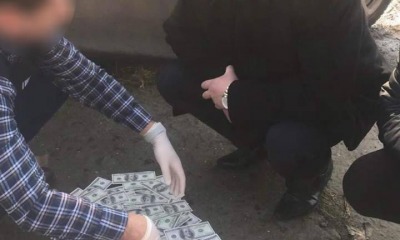 Сотрудника «Укрзалізниці» задержали на взятке в 10 тыс. долларов (фото) usionline.com Сотрудника «Укрзалізниці» задержали на взятке в 10 тыс. долларов (фото) «фото»