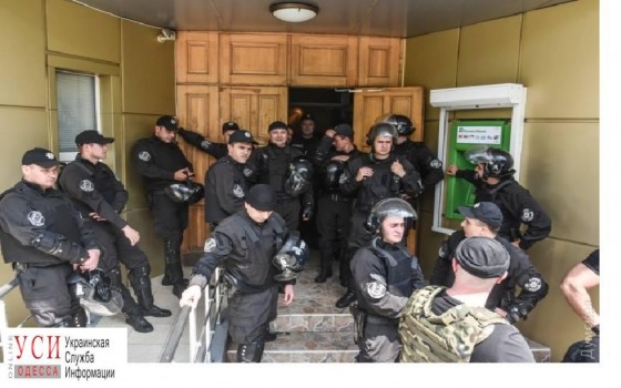 Полицейские задержали двух активистов, которые пришли на суд по «делу 2 мая» с оружием usionline.com Полицейские задержали двух активистов, которые пришли на суд по «делу 2 мая» с оружием «фото»