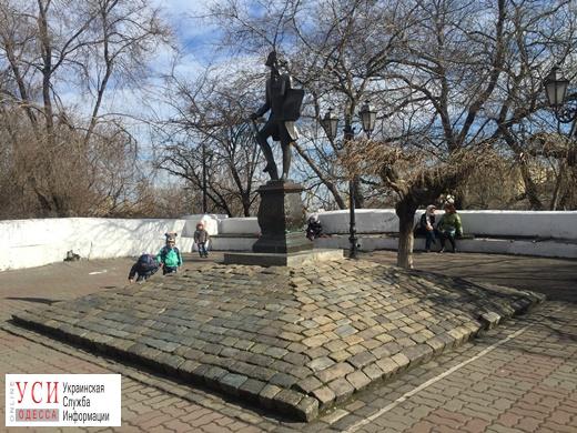 Памятник Дерибасу очистили от надписей хулиганов «фото»