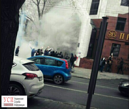 Активисты забросали дымовыми шашками банк на Пушкинской (фото) «фото»