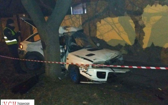 На Малиновского водитель врезался в дерево: два человека попали в больницу, один погиб (фото) «фото»