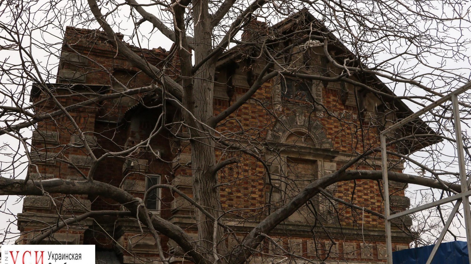 Две Одессы: обветшавший старинный особняк на границе стройплощадки высотки (фоторепортаж) «фото»