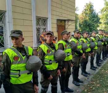 У суда Черноморска собрались правоохранители и журналисты в ожидании оглашения приговора по "делу 2 мая" У суда Черноморска собрались правоохранители и журналисты в ожидании оглашения приговора по "делу 2 мая"