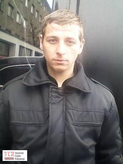 Полицейский в центре Одессы задержал мужчину, который среди бела дня изнасиловал женщину в парке (фото) «фото»