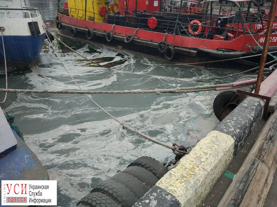 Загрязнение акватории обнаружено в Одесском морском порту (фото) «фото»