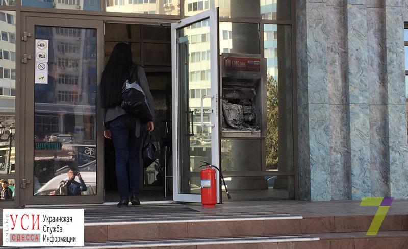 На Генуэзской сгорел банкомат: подозревают поджог (фото) «фото»