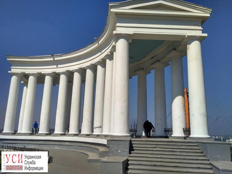И так сойдет: аварийную колоннаду на Приморском бульваре так и не отремонтировали, но открыли для посетителей (фото) «фото»