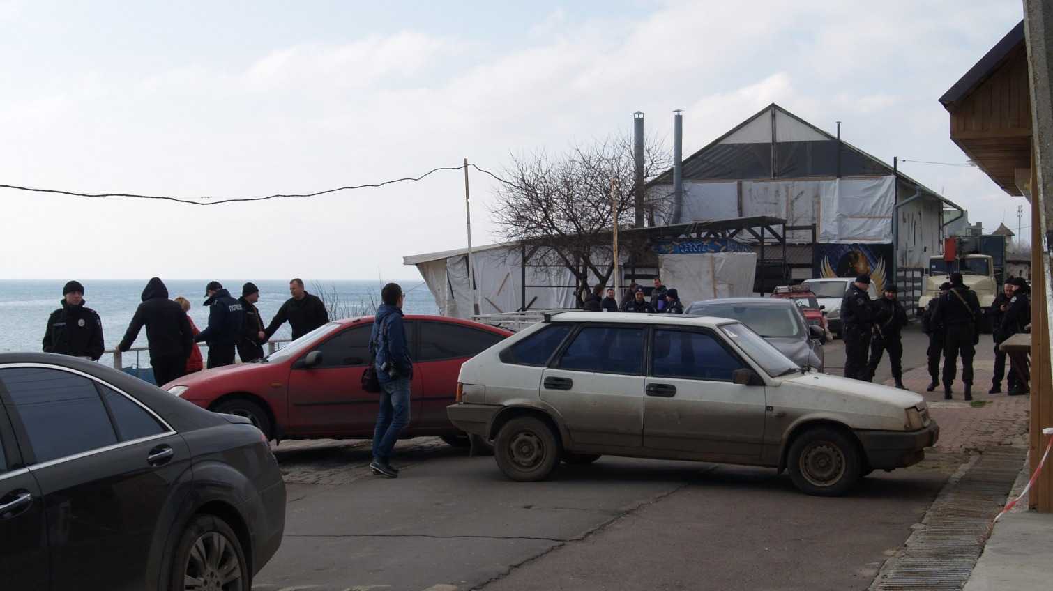 В Черноморске проходит вторая попытка сноса зданий на побережье (фото, видео, документ) «фото»