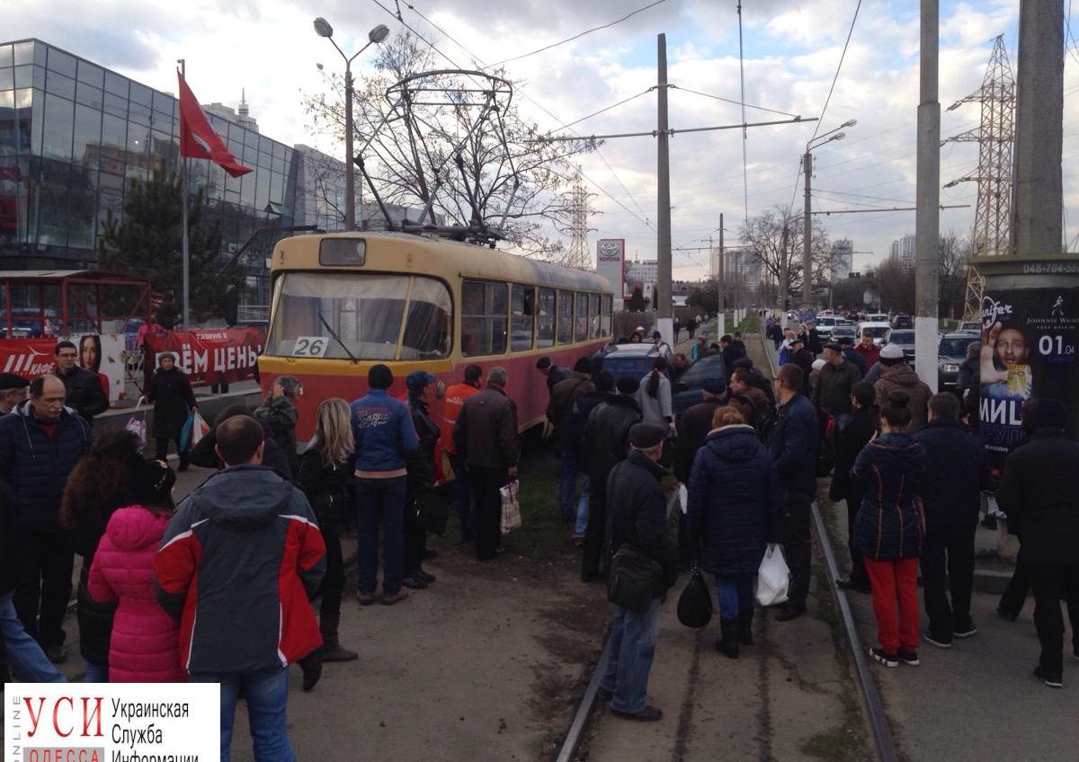 Люстдорфская дорога: трамвай протаранил машину (фото) «фото»