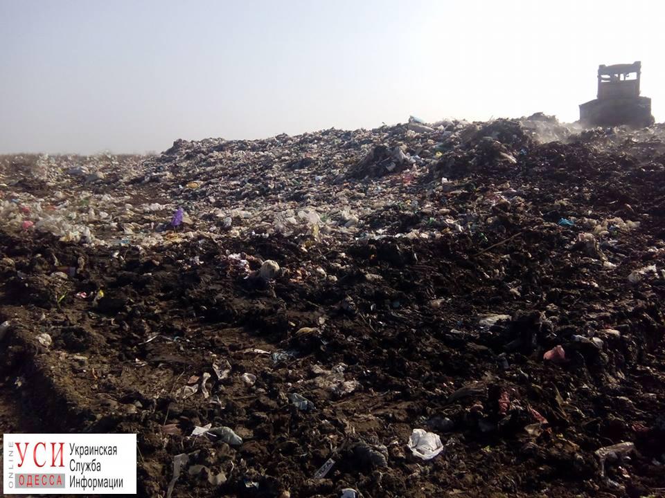 Пять фур с львовским мусором выгрузили в селе у Белгорода-Днестровского (фото) «фото»