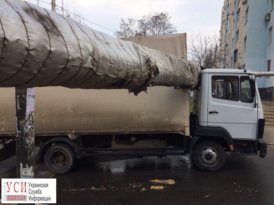 В Одессе грузовик врезался в трубу теплотрассы (фото) «фото»
