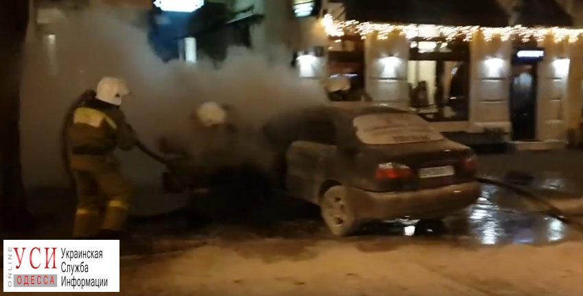 В Одессе на Екатериненской возле ресторанов сгорел автомобиль (видео) «фото»