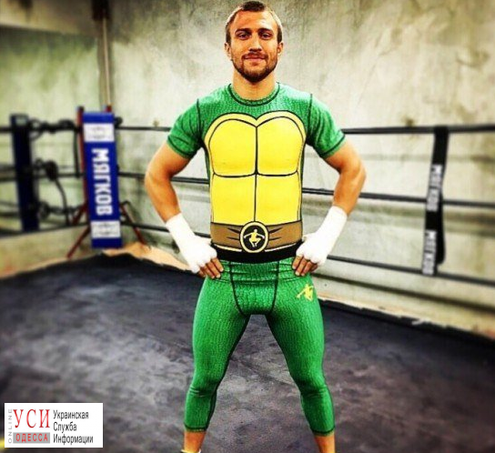 Василий Ломаченко в костюме черепахи бросил вызов чемпиону UFC (фото) «фото»