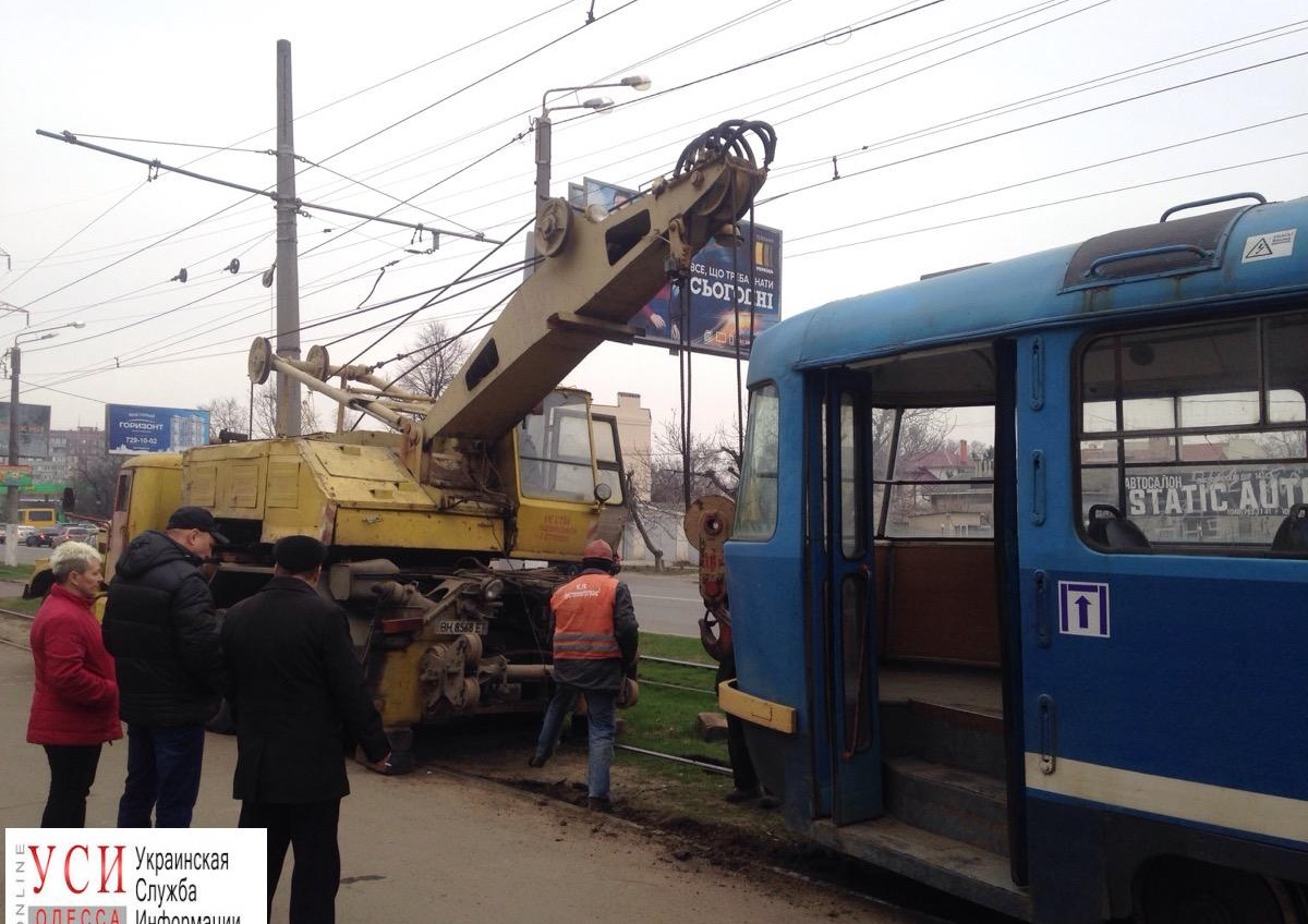 На Таирова трамвай сошел с рельсов: его поднимали краном (фото) «фото»