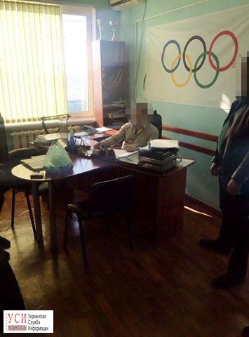 Директора Дворца спорта в Овидиополе задержали при получении взятки (фото) «фото»