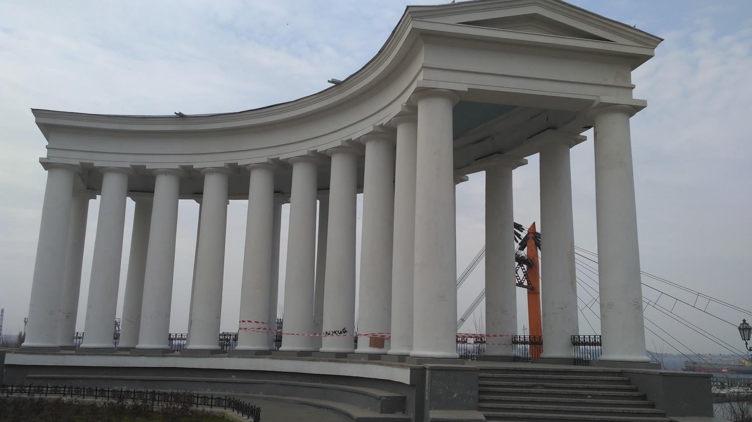 Колоннада возле Воронцовского дворца в Одессе оказалась под угрозой разрушения (фото) «фото»