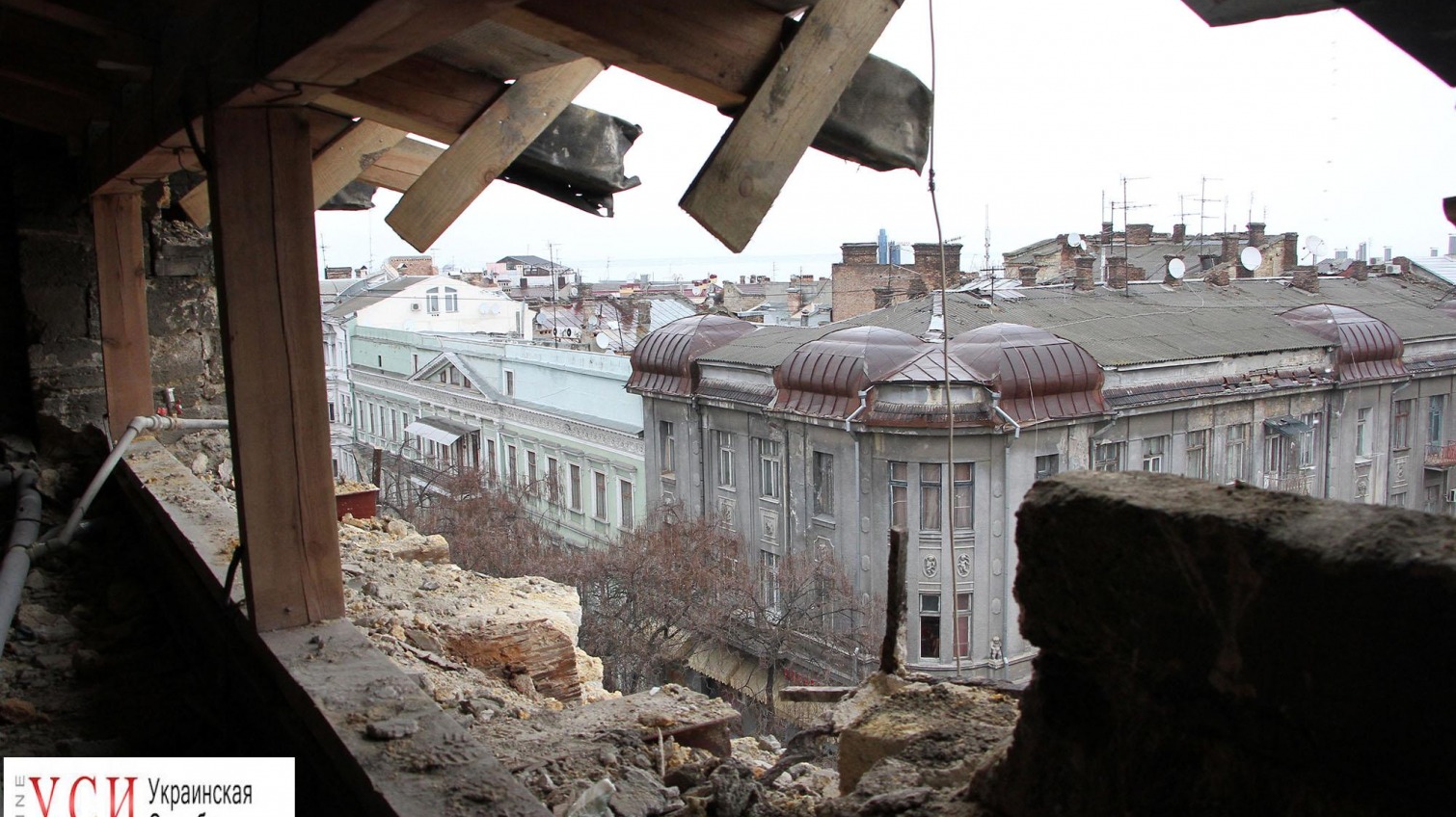 Рушащиеся фасады и “золотые” дороги: одесситы возмущены обрушением здания в центре города (фото, видео) «фото»