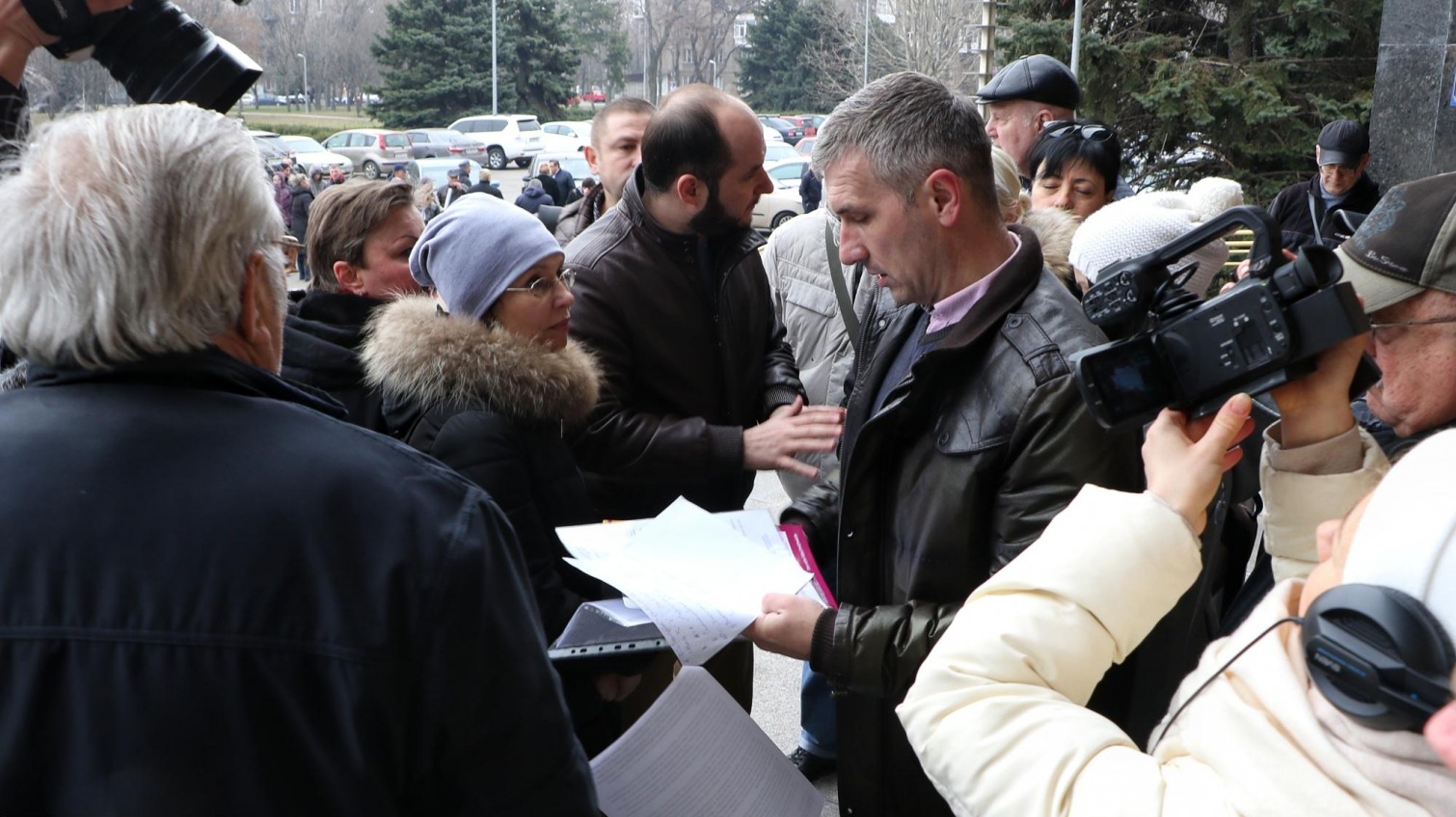 Полсотни обманутых вкладчиков пикетируют здание Одесской облгосадминистрации (фото) «фото»