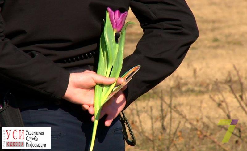 Одесские патрульные полицейские в честь 8 марта дарят женщинам цветы (фото) «фото»