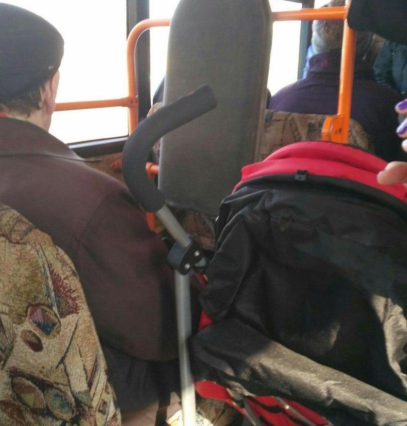 В одесских автобусах места для инвалидных колясок заменили сидениями (фото) «фото»