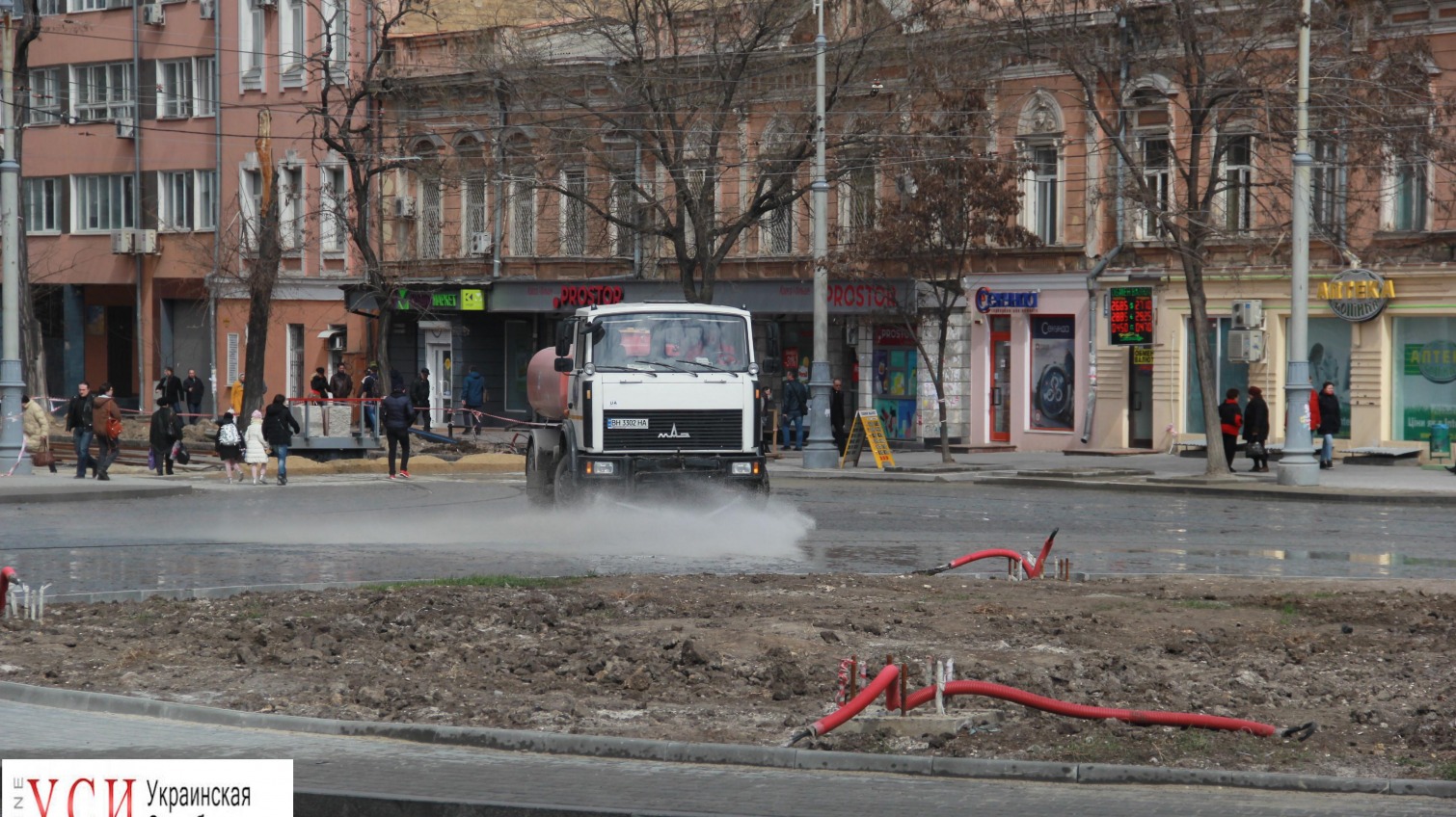 Реконструкция проезжей части Тираспольской площади завершена: новую брусчатку моют к открытию (фото) «фото»