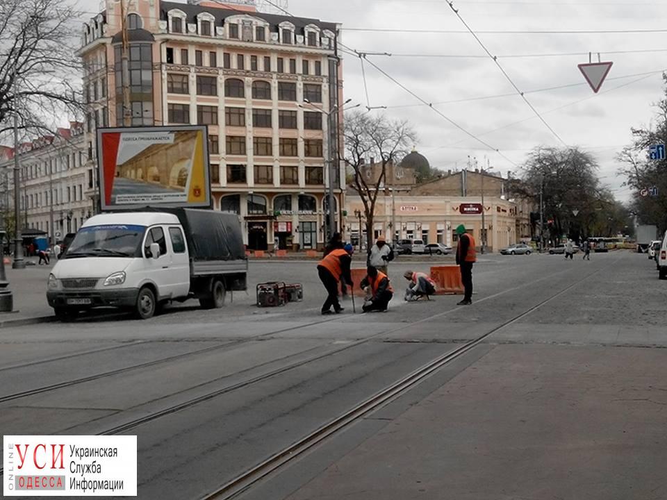 На Тираспольской срывают недавно уложенную плитку (фото) «фото»