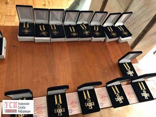 “Киборги” из зоны АТО наградили лучших курсантов ВМС орденами (фото) «фото»