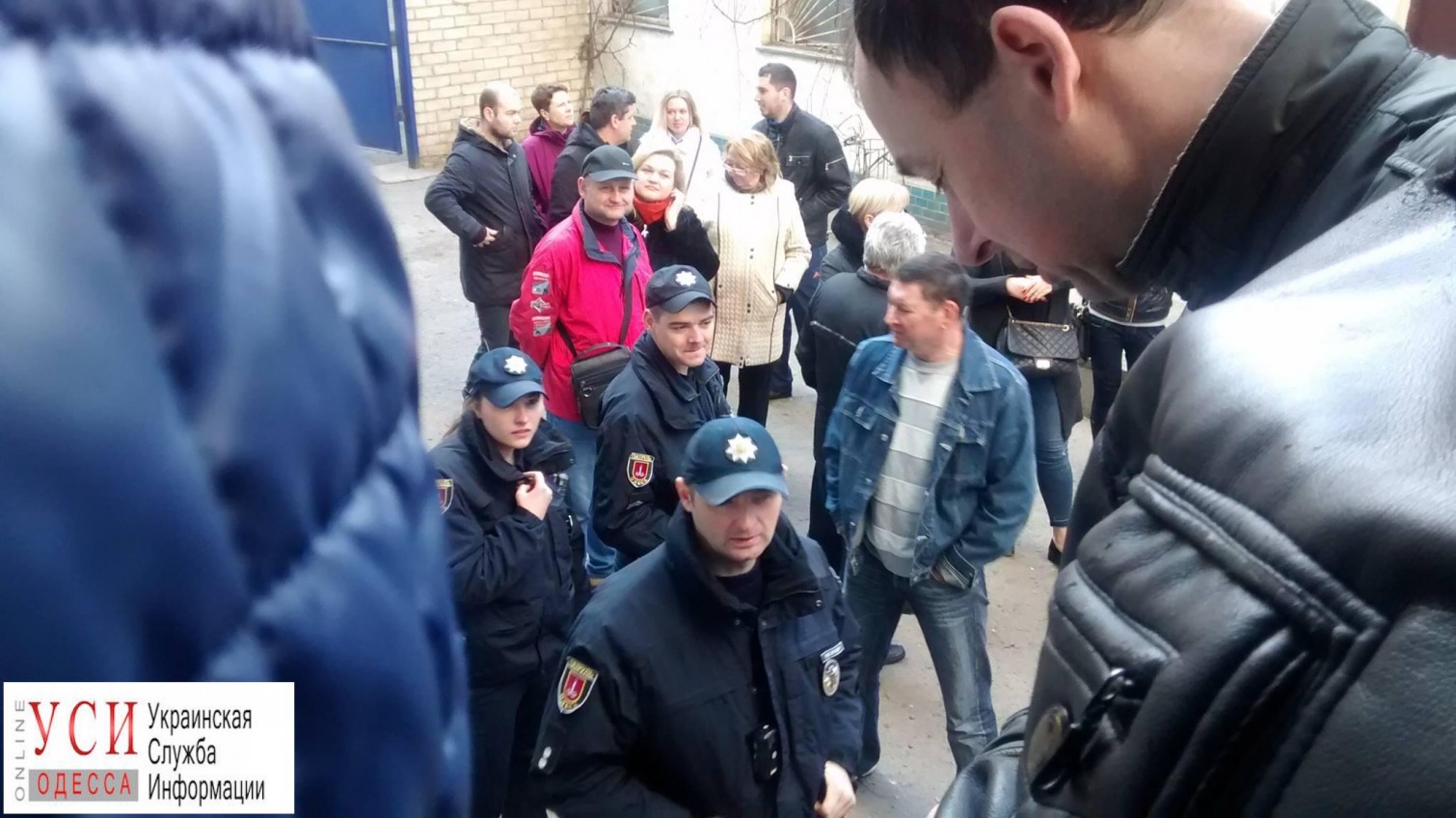 В Одессе подрались трое людей в очереди за загранпаспортом (видео) «фото»