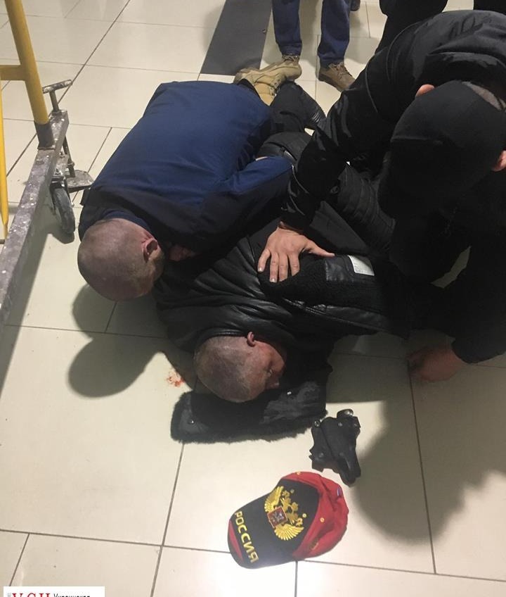 В торговом центре задержали вооруженного экс-милиционера, который пытался украсть туалетную бумагу (фото) «фото»