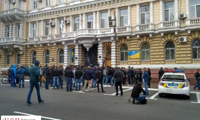 Здание полиции пикетируют десятки активистов: требуют ответа за действия 10 апреля (фото) «фото»