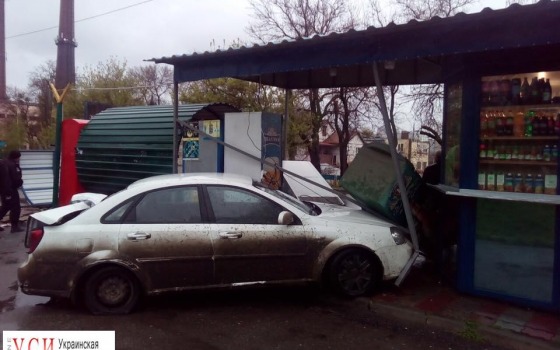 В Черноморске машина въехала в остановку (фото) «фото»