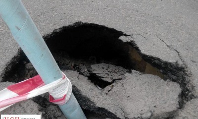 В центре Одессы провалился асфальт – коммунальщики заткнули яму палкой (фото) «фото»
