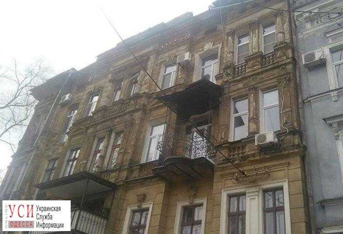 “Дом падающих балконов” на Базарной: жильцы рассказали об отписках чиновников (фото) «фото»