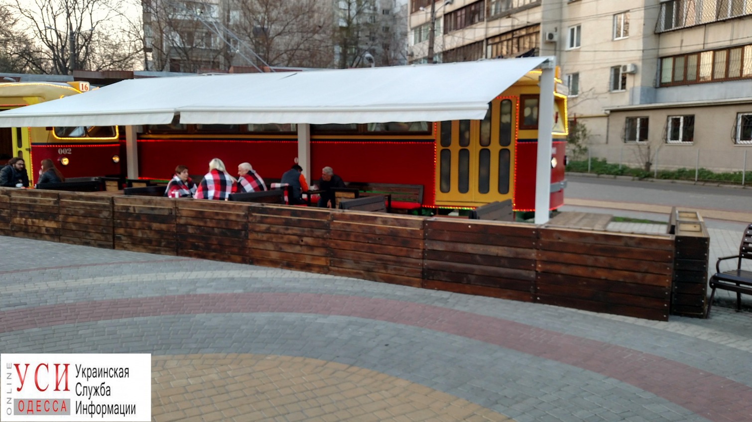 Кафе-трамвай “захватило” часть реконструированной площади на 6 Фонтана «фото»