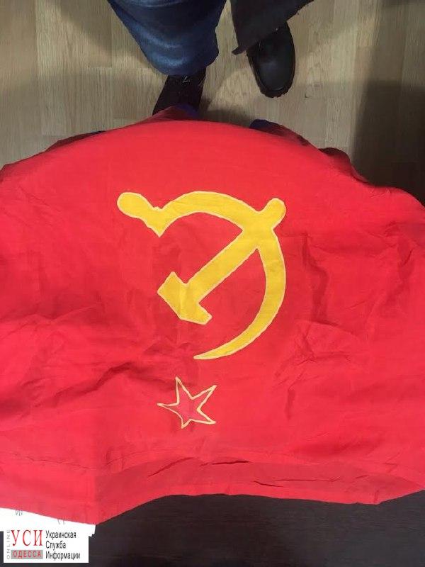 СБУ задержала мужчину, торговавшего советскими флагами под Одессой (фото) «фото»