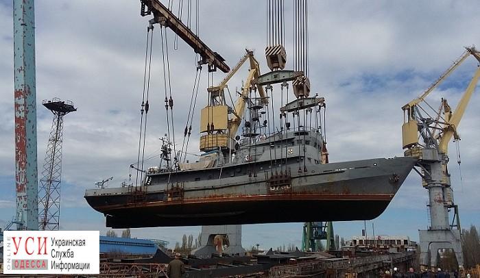 Одесский военно-водолазный корабль подвесили на тросах в Николаеве «фото»