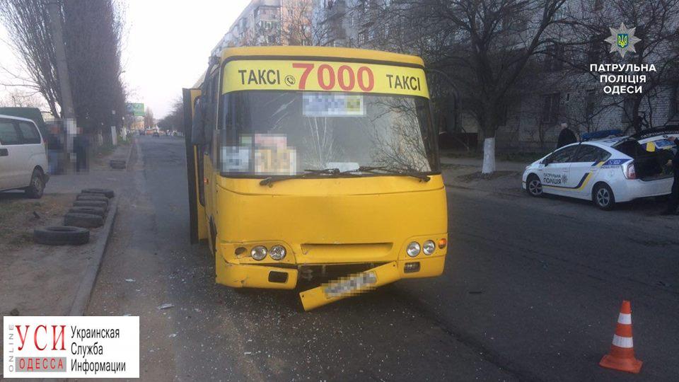 На Таирова маршрутка врезалась в “скорую”: есть пострадавшие (фото) «фото»