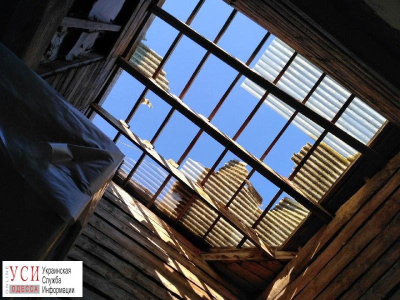 Со времени урагана жильцы дома на Коблевской живут без крыши (фото) «фото»