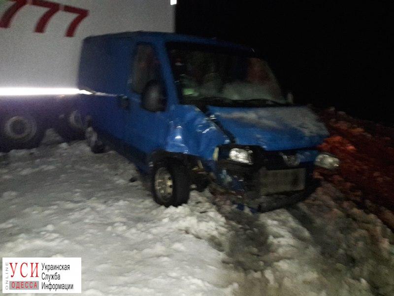 Смертельное ДТП на Киевской трассе: из-за снегопада столкнулись фура и микроавтобус (фото) «фото»
